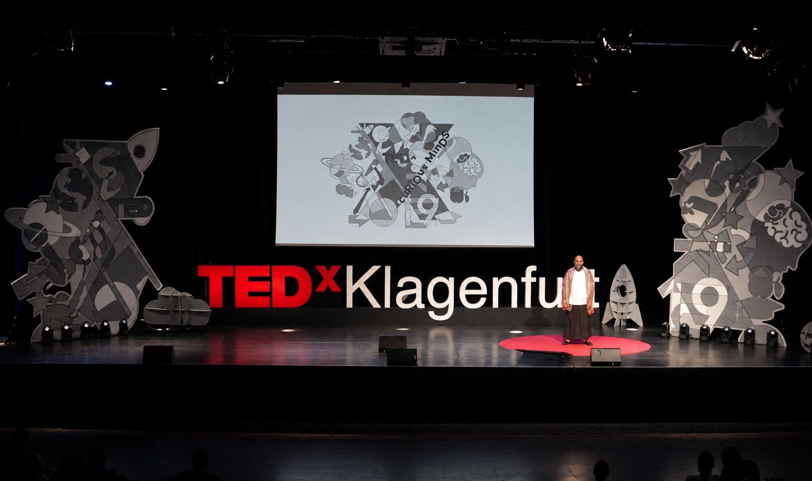 Xerxes Voshmgir on stage at TEDxKlagenfurt
